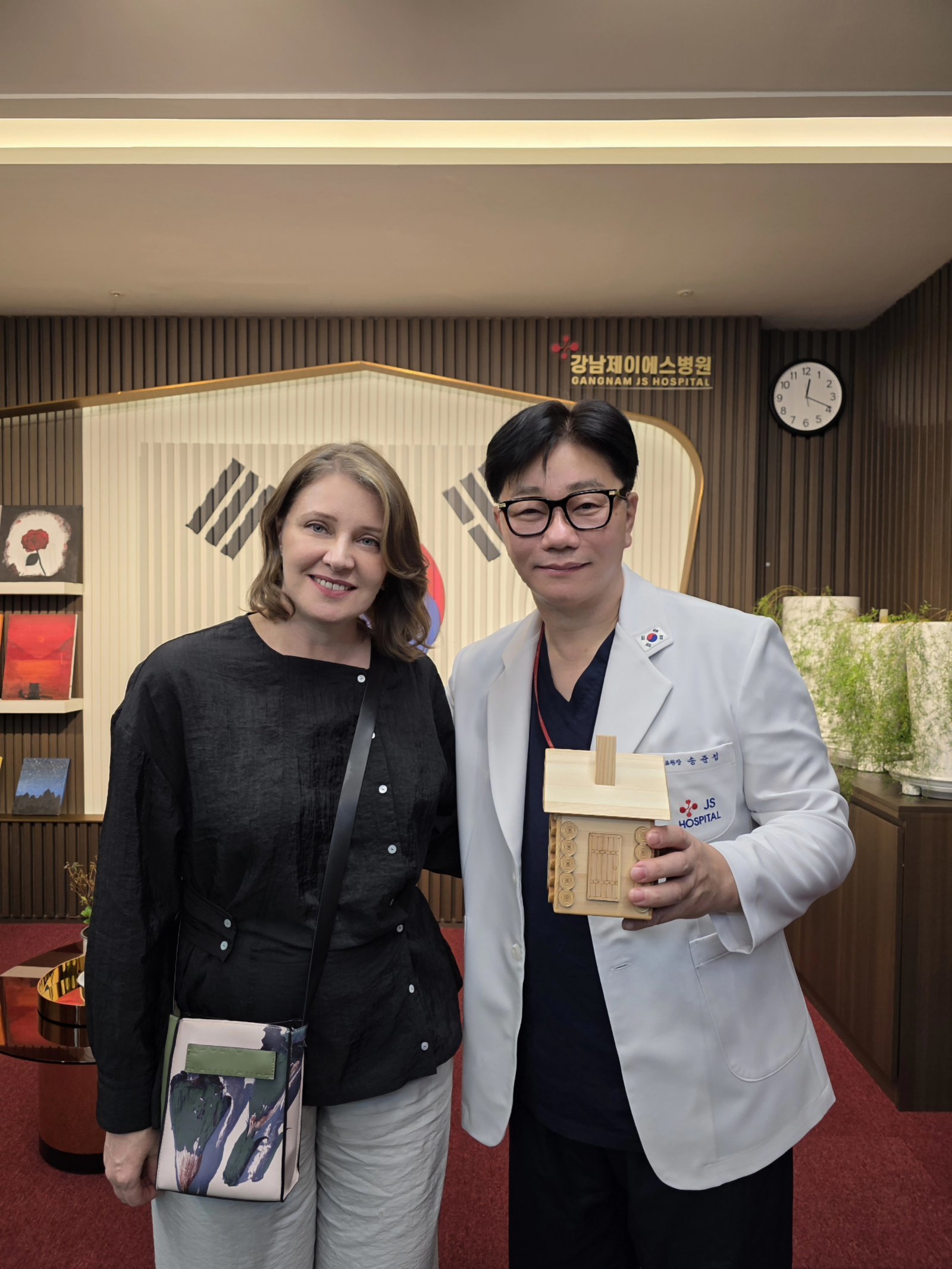 안나 보브로바(50세) 씨는 강남제이에스병원에서 무릎 연골 재생 수술을 마치고 건강한 모습으로 퇴원을 앞두고 있다. 강남제이에스병원 제공
