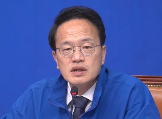 더불어민주당 대한민국 국가정상화 중앙선거대책위원회 오뚝유세단 박주민 단장이 19일 서울 영등포구 국회에서 열린 오뚝유세단 출정식에서 발언하고 있다. 델리민주 갈무리
