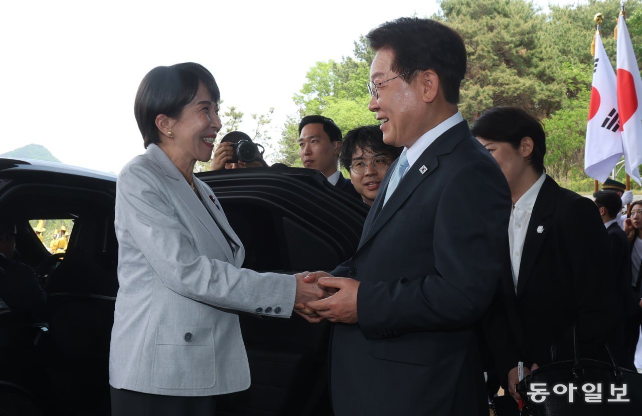 이재명 대통령이 19일 경북 안동의 한 호텔에 마련된 정상회담장 입구에서 다카이치 사나에 일본 총리를 영접하고 있다. 김재명 기자 base@donga.com