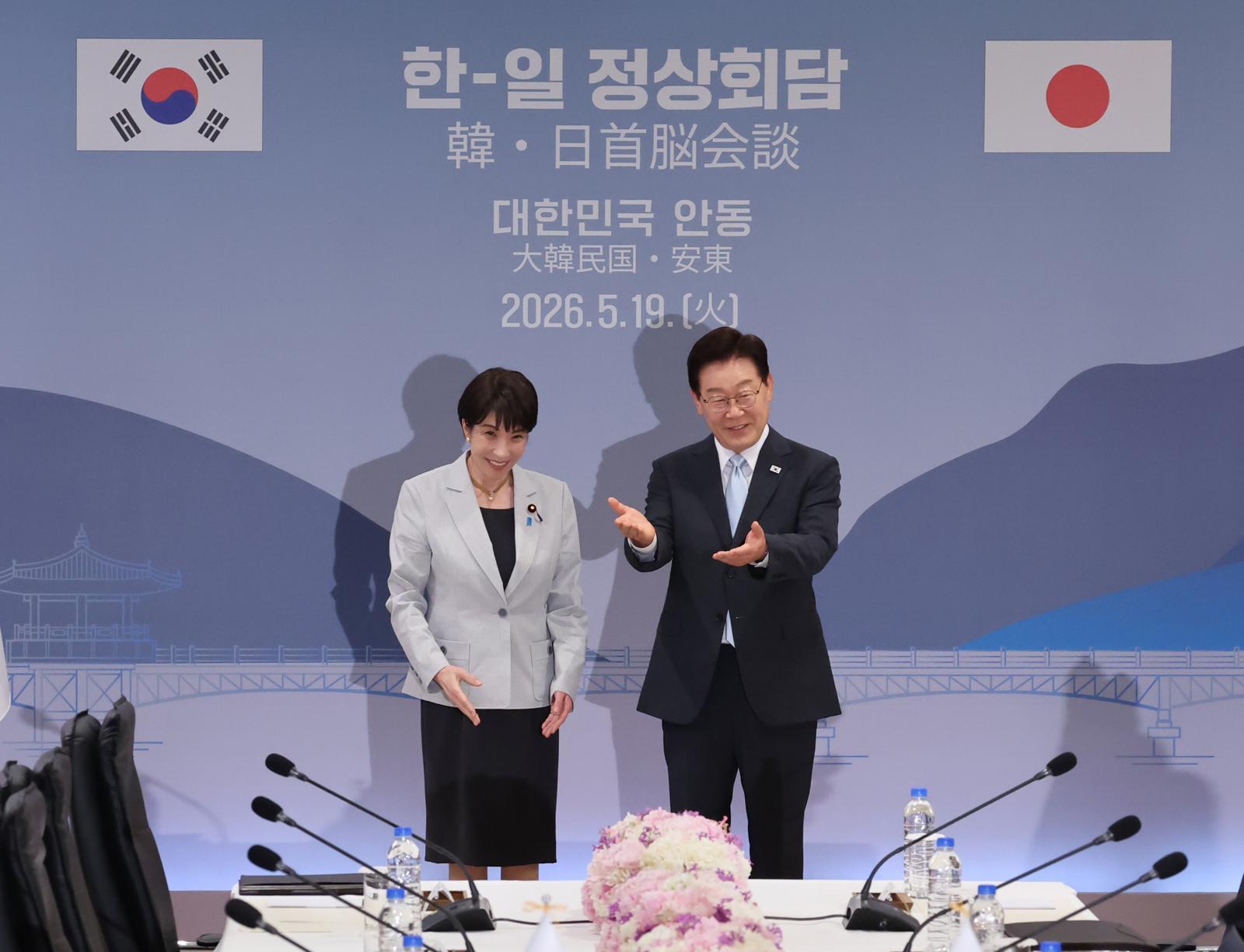 이재명 대통령이 19일 경북 안동의 한 호텔에 마련된 정상회담장에서 다카이치 사나에 일본총리와 확대 정상회담에 앞서 악수를 한 뒤 자리를 안내하고 있다. 2026.5.19 청와대사진기자단