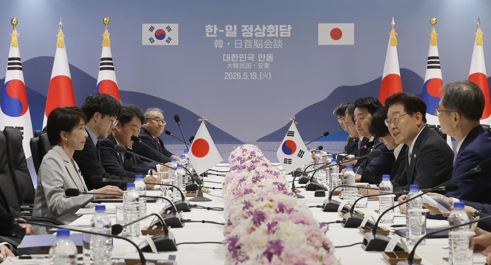 이재명 대통령이 19일 경북 안동의 한 호텔에 마련된 정상회담장에서 다카이치 사나에 일본총리와 확대 정상회담에서 모두발언을 하고 있다. 2026.5.19 청와대사진기자단