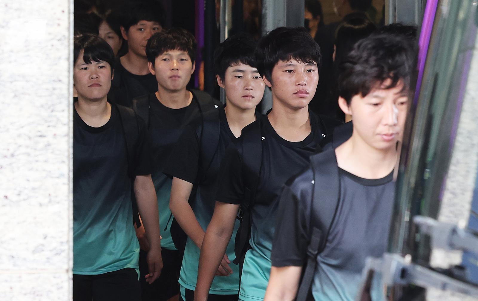 북한 여자축구팀 ‘내고향여자축구단’이 18일 숙소로 지정된 경기 수원시 팔달구 노보텔 앰배서더 수원에서 나와 훈련장으로 향하고 있다. 2026.5.18 사진공동취재단