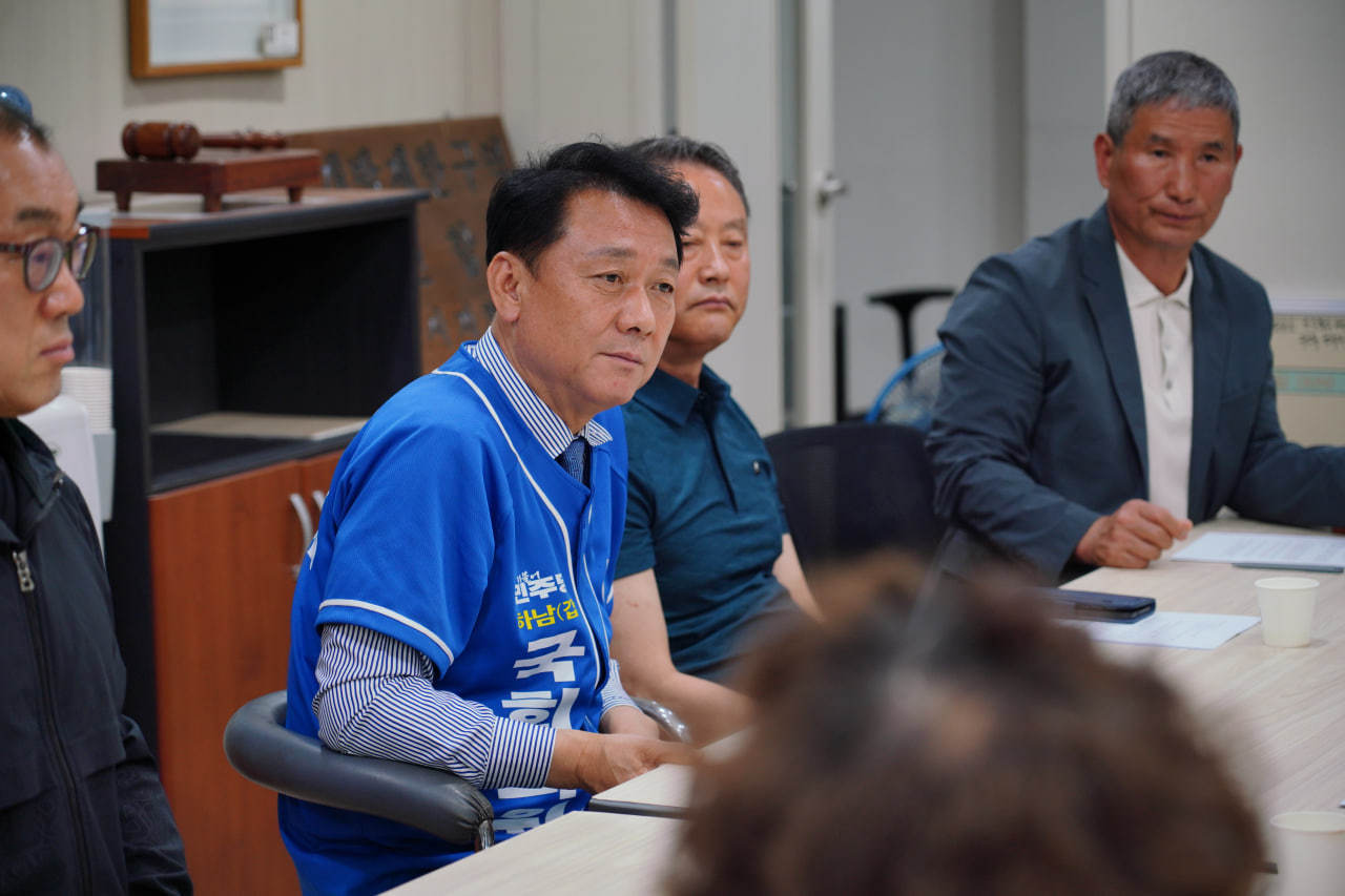 이광재 더불어민주당 경기 하남갑 국회의원 보궐선거 후보가 15일 하남시 그린벨트 거주 주민들과 간담회를 하고 있다.(이광재 캠프 제공)/뉴스1