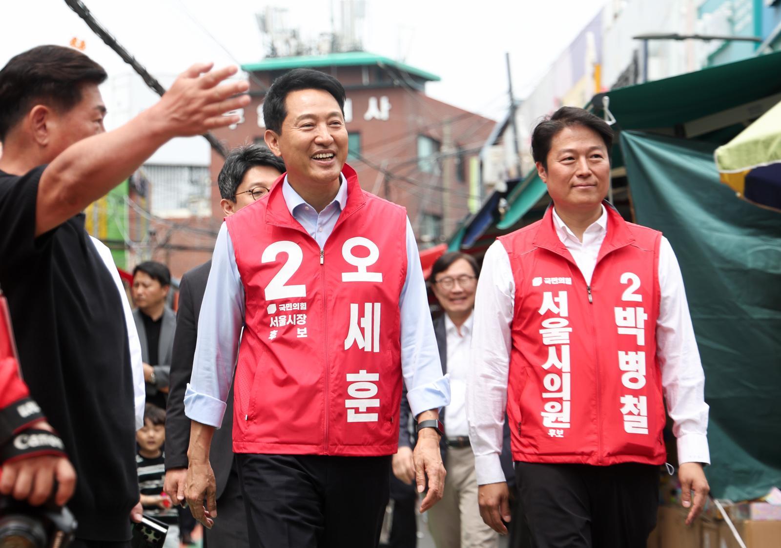 오세훈 국민의힘 서울시장 후보가 19일 오전 서울 종로구 창신동 문구완구거리에서 열린 ‘오세훈과 함께 걸어요’에서 시민과 인사를 나누고 있다. 2026.5.19 ⓒ 뉴스1
