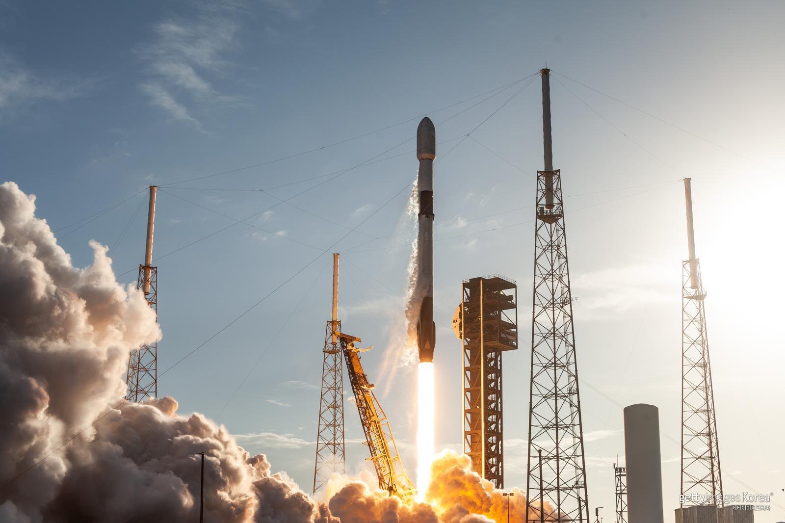 미국 플로리다주 케이프커내버럴 우주군기지에서 스페이스X의 팰컨9(Falcon 9) 로켓이 발사되고 있다. 스페이스X는 기업공개(IPO) 기대감 속에 기업가치가 1조5000억 달러 수준까지 거론되고 있다. 게티이미지코리아