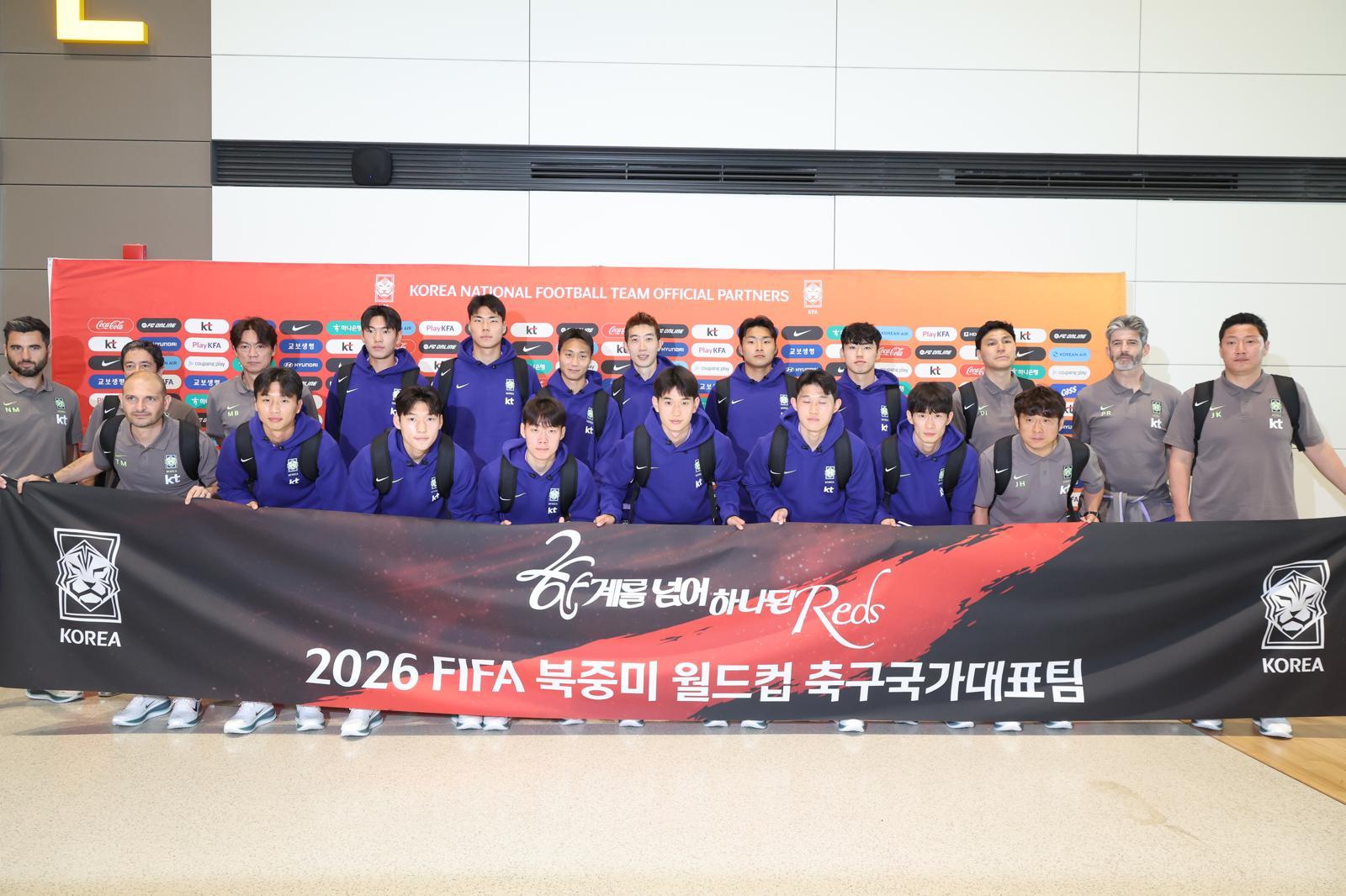 2026 북중미 월드컵에 출전하는 대한민국 축구 국가대표팀이 18일 오후 인천국제공항 2터미널을 통해 출국하며 기념촬영을 하고 있다. 2026.05.18 인천공항=뉴시스