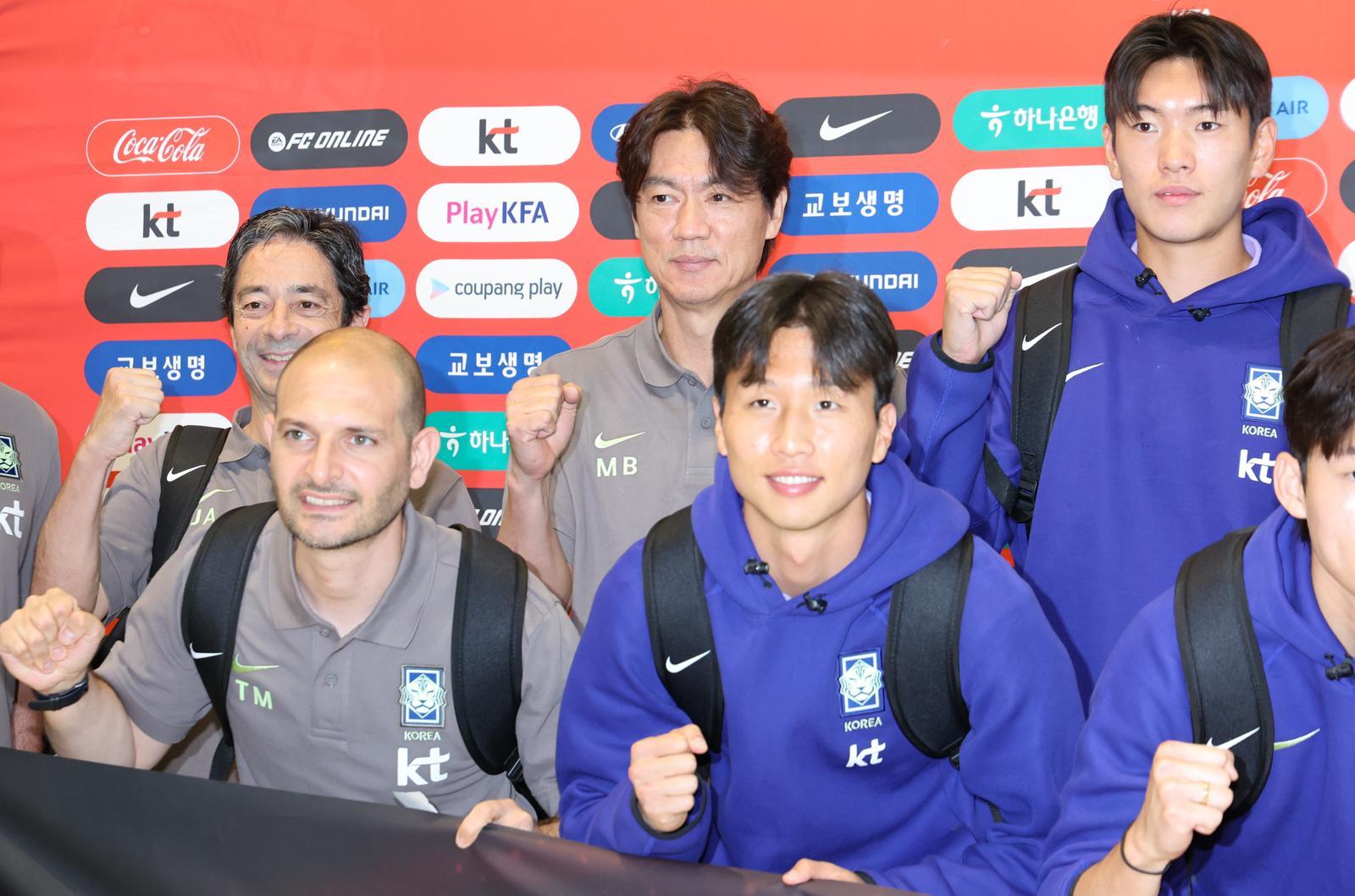 2026 북중미 월드컵에 출전하는 홍명보 대한민국 축구 국가대표팀 감독과 선수들이 18일 오후 인천국제공항 2터미널을 통해 출국하며 기념촬영 하고 있다. 2026.05.18 인천공항=뉴시스