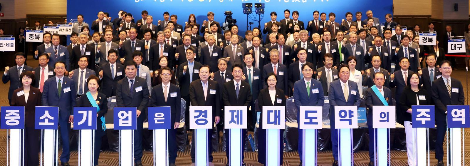 19일 서울 영등포구 중소기업중앙회 KBIZ홀에서 열린 ‘2026년 대한민국 중소기업인대회’에서 김민석 국무총리 등 정부 관계자들과 중소기업인들이 기념 촬영을 하고 있다. 중소기업중앙회 제공