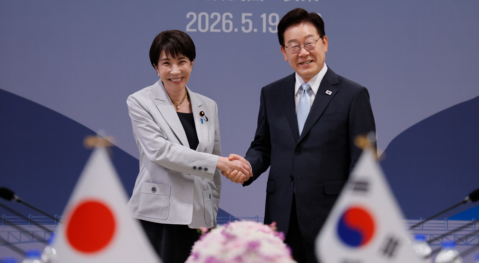 이재명 대통령이 19일 경북 안동의 한 호텔에 마련된 정상회담장에서 다카이치 사나에 일본총리와 확대 정상회담에 앞서 악수를 하고 있다. 2026.5.19 청와대사진기자단