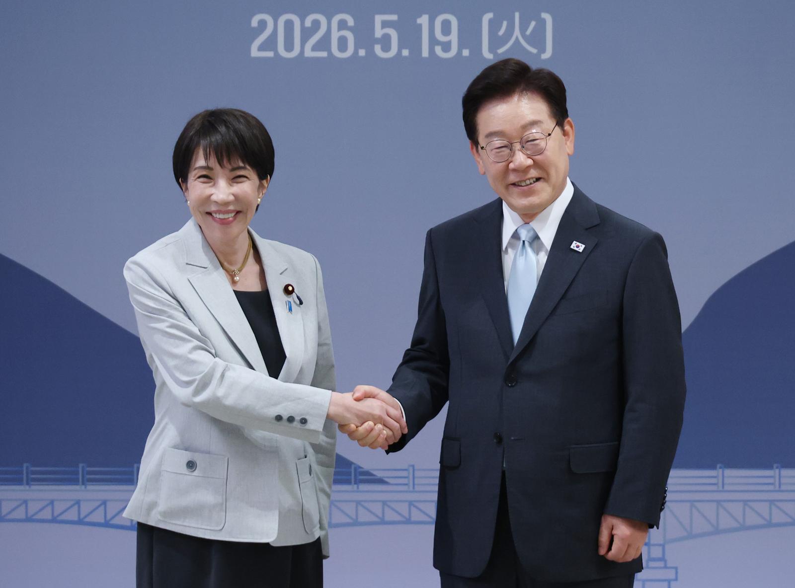 이재명 대통령과 다카이치 사나에 일본 총리가 19일 경북 안동시 한 호텔에서 한일 확대 정상회담 기념촬영을 하고 있다. 2026.05.19. 뉴시스