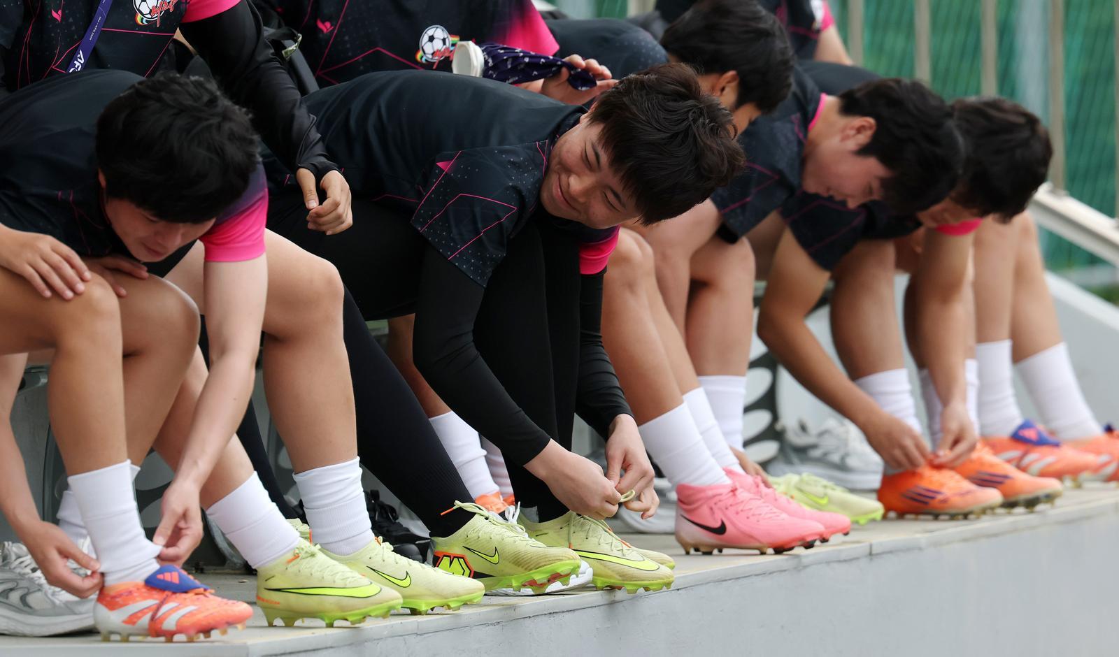 북한 내고향여자축구단 선수들이 19일 경기 수원시 수원월드컵경기장 보조경기장에서 아시아축구연맹(AFC) 여자 챔피언스리그(AWCL) 4강 경기를 앞두고 공식 훈련에 앞서 축구화를 신고 있다. 내고향은 20일 오후 7시 같은 장소에서 열리는 이번 대회 준결승에서 수원FC위민과 맞붙는다. 2026.5.19/뉴스1