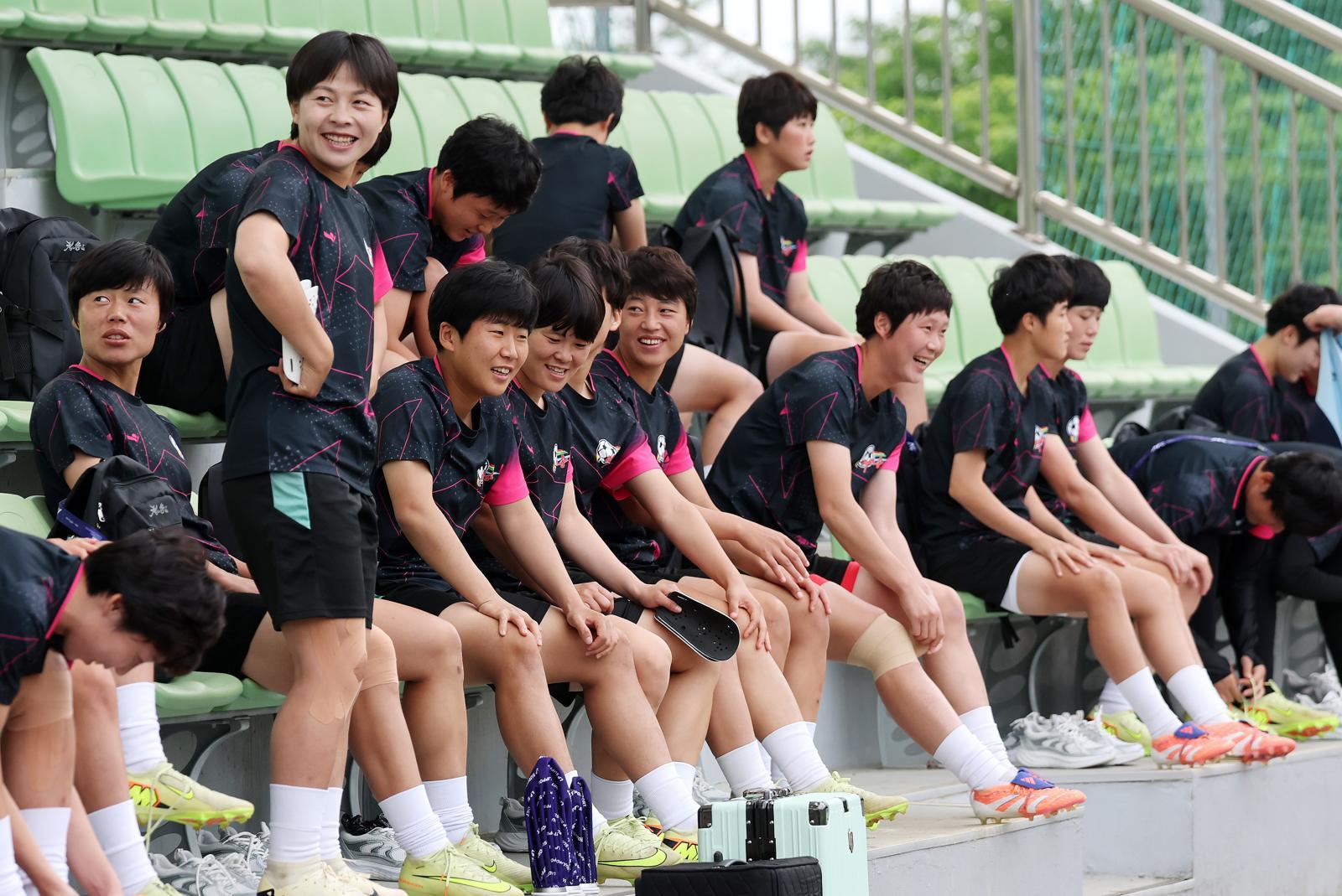 북한 내고향여자축구단 선수들이 19일 경기 수원시 수원월드컵경기장 보조경기장에서 아시아축구연맹(AFC) 여자 챔피언스리그(AWCL) 4강 경기를 앞두고 공식 훈련에 앞서 미소를 짓고 있다. 내고향은 20일 오후 7시 같은 장소에서 열리는 이번 대회 준결승에서 수원FC위민과 맞붙는다. 2026.5.19/뉴스1