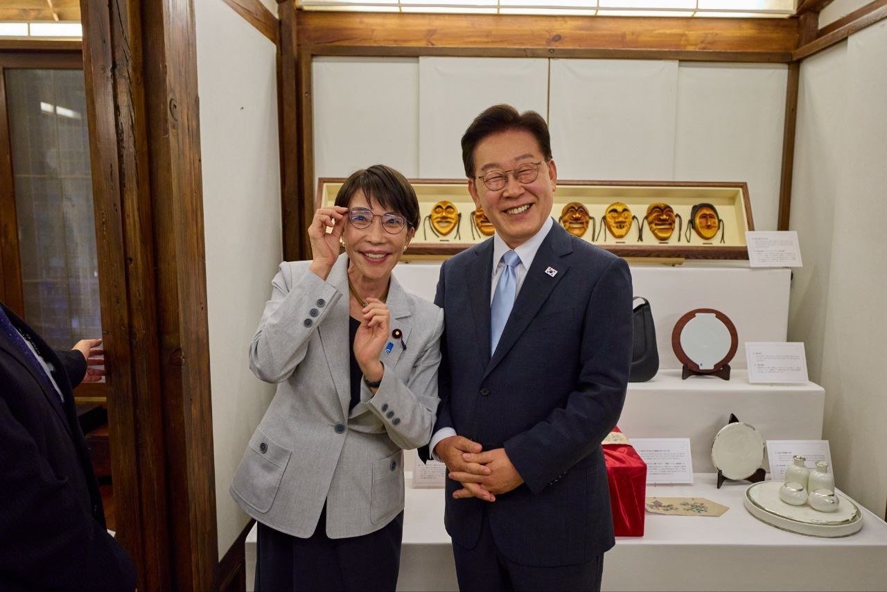 선물받은 안경 착용한 李대통령…다카이치는 李대통령 안경 빌려써