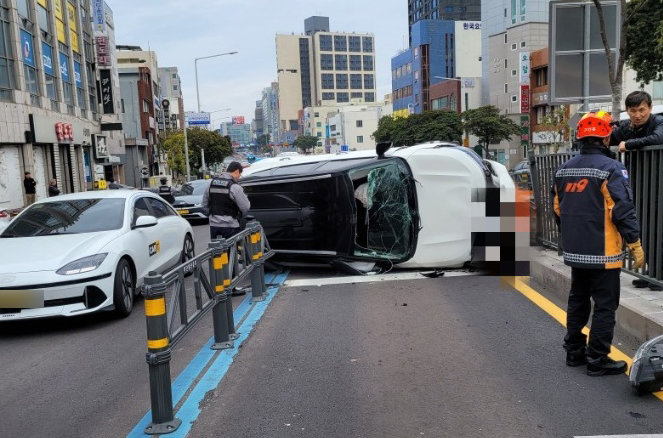 3월 15일 제주시 서사라교차로 동쪽 서광로에서 20대 여성 관광객이 몰던 스포츠유틸리티차량(SUV) 렌터카가 중앙분리대를 들이받고 전복됐다. 제주소방 제공
