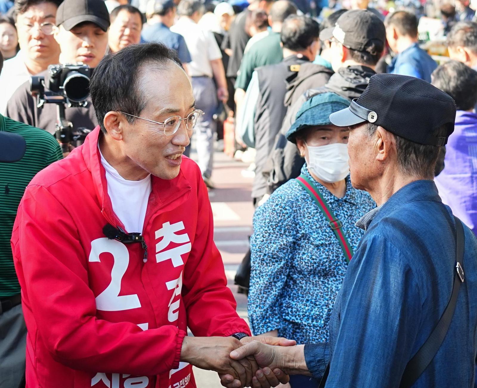 국민의힘 추경호 대구시장 후보가 17일 오전 대구 중구 달성공원 새벽시장을 찾아 시민들과 인사를 나누고 있다. 추경호 후보 캠프 제공