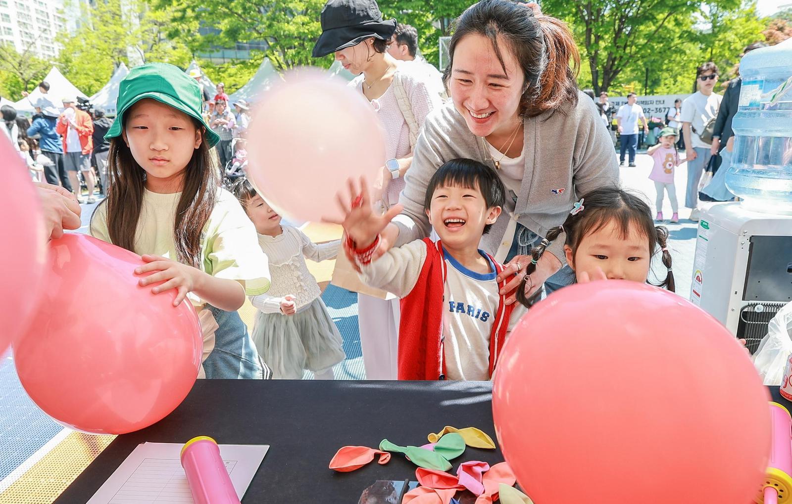 이달 초 경기 과천 에어드리공원에서 열린 어린이 축제에서 아이들이 부모와 함께 체험 행사에 참여하고 있다. 과천시 제공