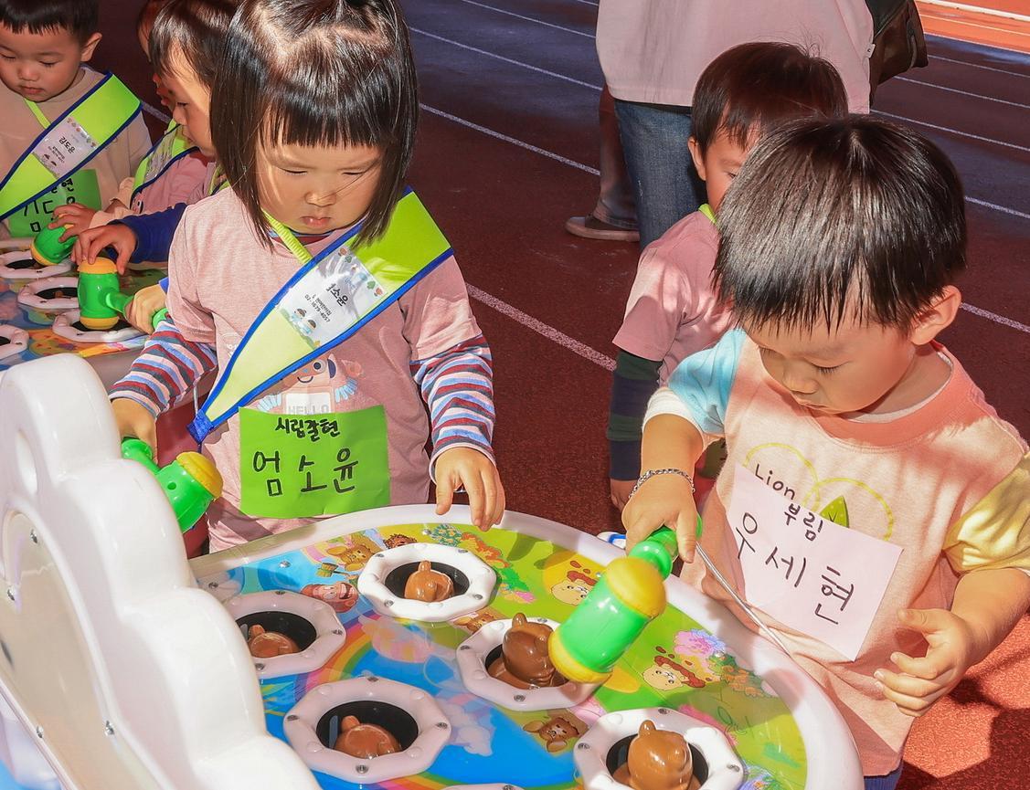 아이들은 두더지잡기 등 다양한 게임을 즐겼다. 최근 과천지식정보타운 조성과 신축 아파트 입주로 과천에 30∼40대 부부 유입이 늘었다. 시는 아동친화도시 조성을 위해 돌봄·안전·교육 정책 확대에 나서고 있다. 과천시 제공