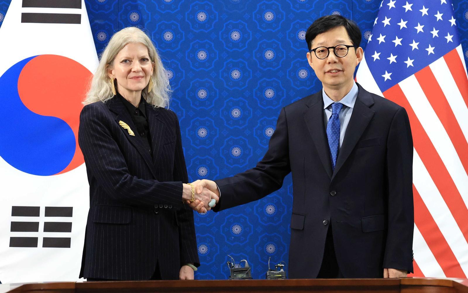 박윤주(오른쪽) 외교부 1차관과 앨리슨 후커 미 국무부 정무차관이 지난해 10월 10일 서울 종로구 외교부에서 열린 한미 외교차관 전략대화에 앞서 악수를 하고 있다. 뉴시스