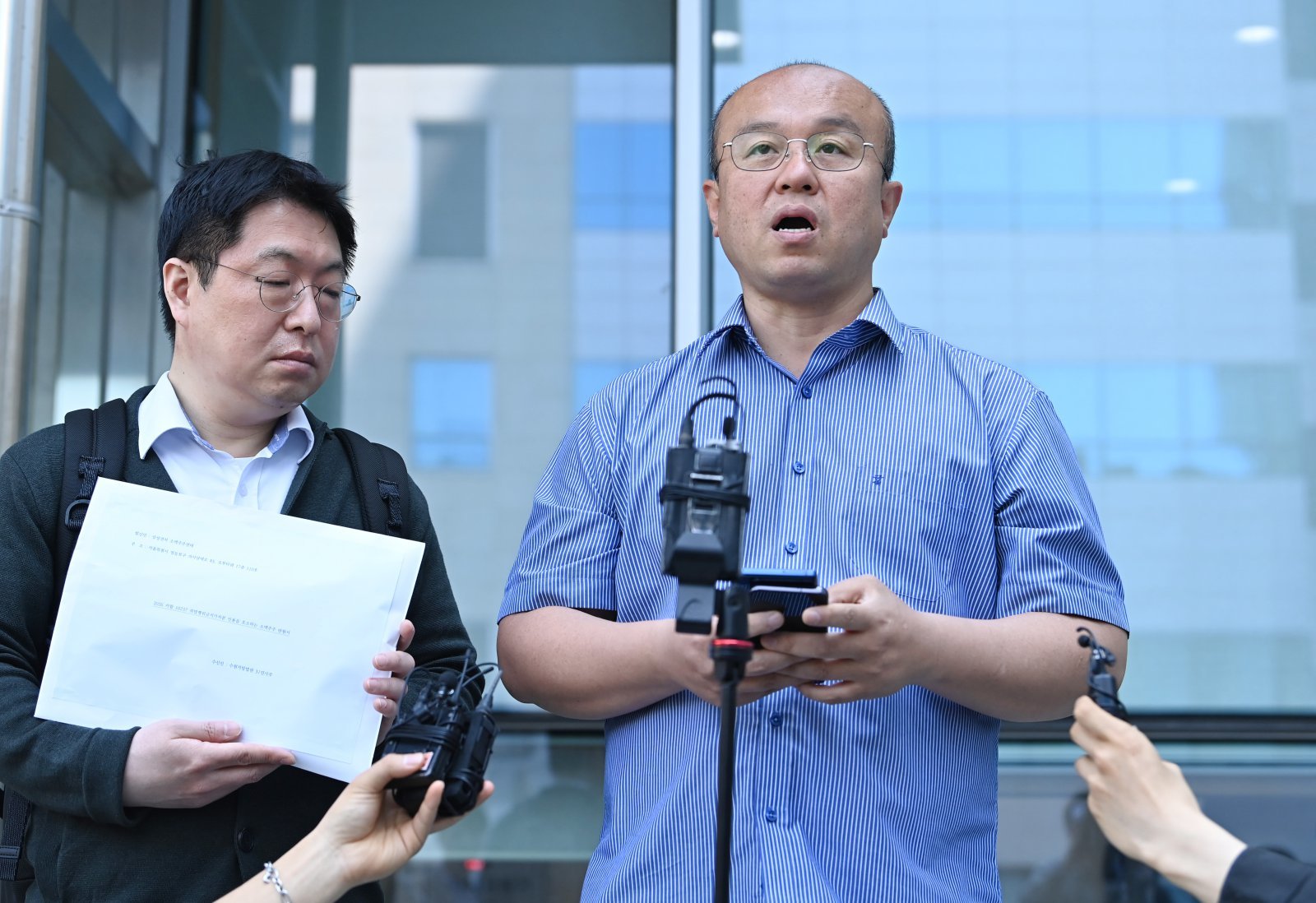 민경권 대한민국주주운동본부 대표가 13일 경기 수원시 영통구 수원지방법원에서 삼성전자가 지난달 제기한 ‘위법쟁의행위 금지 가처분’ 인용을 호소하는 내용의 탄원서를 제출한 뒤 입장을 밝히고 있다. 2026.05.13. 수원=뉴시스
