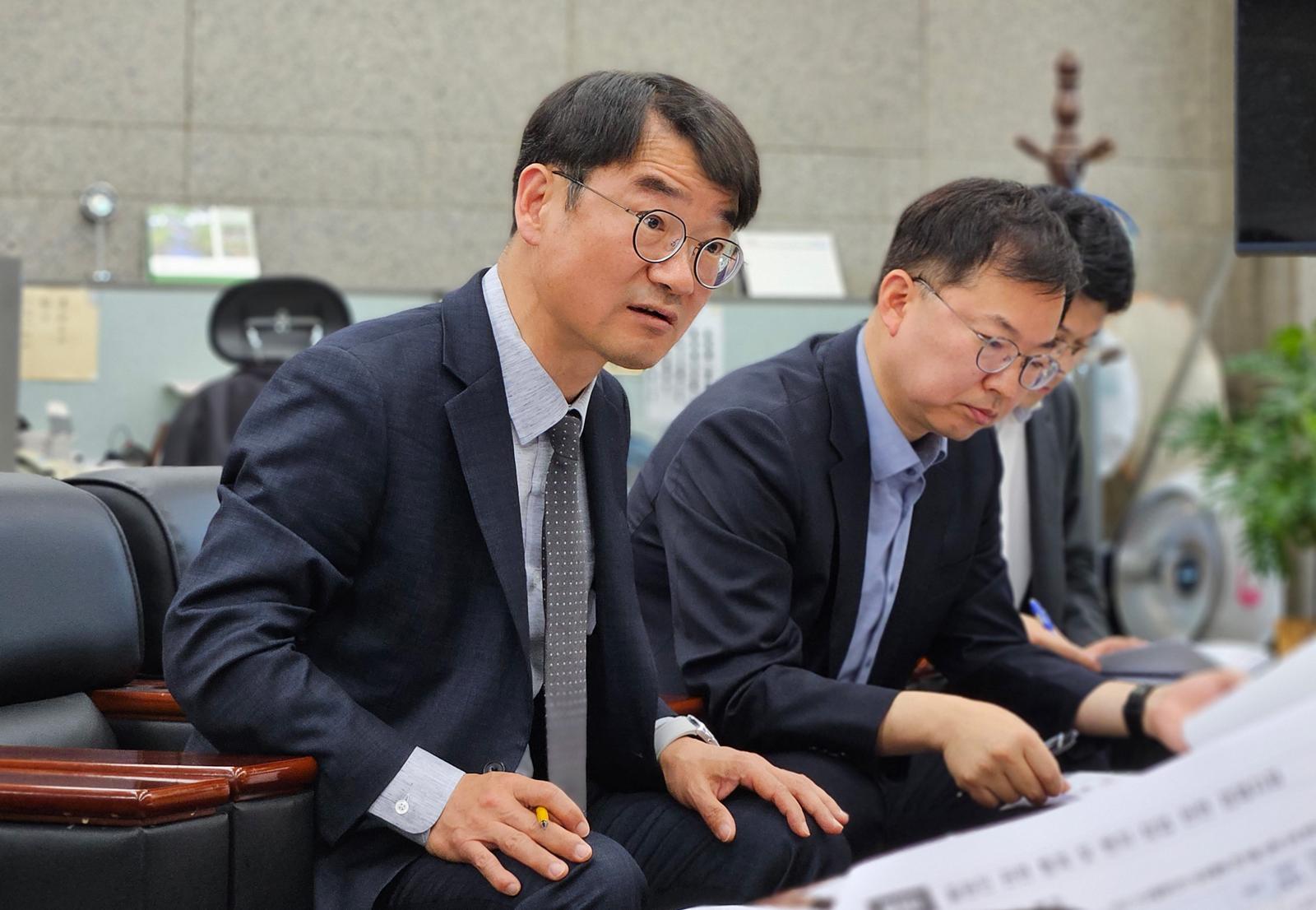 지식재산처는 지난해 특허, 상표, 디자인 출원이 전년보다 모두 증가했다고 20일 밝혔다. 사진은 정연우 지식재산처 차장(왼쪽)이 정부대전청사에서 2025년 산업재산권 출원동향 분석 결과에 대해 설명하는 모습. 지식재산처 제공.