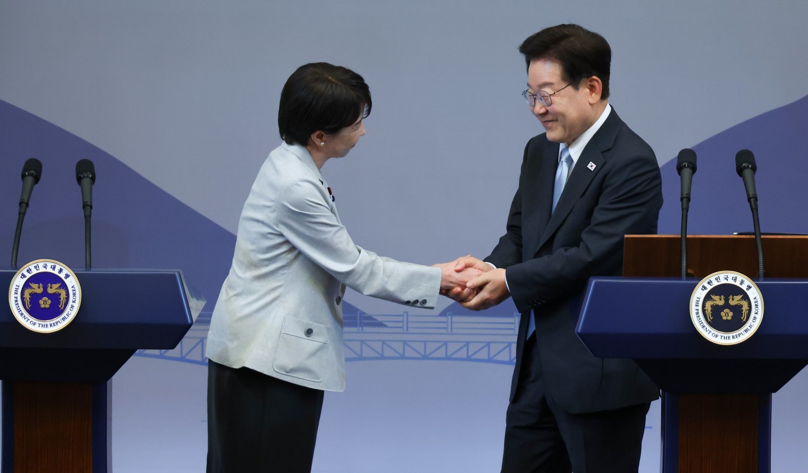 이재명 대통령과 다카이치 사나에 일본 총리가 19일 경북 안동의 한 호텔에서 공동언론발표를 마친 후 악수하고 있다. 2026.5.19 청와대통신사진기자단