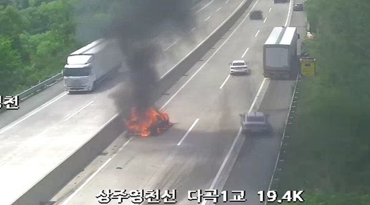 19일 오후 1시2분께 경북 구미시 도개면 다곡리 상주영천고속도로 상주 방향 19.4㎞ 지점에서 차량 사고로 화재가 발생했다. 뉴시스(경북소방본부 제공) 2026.05.19.
