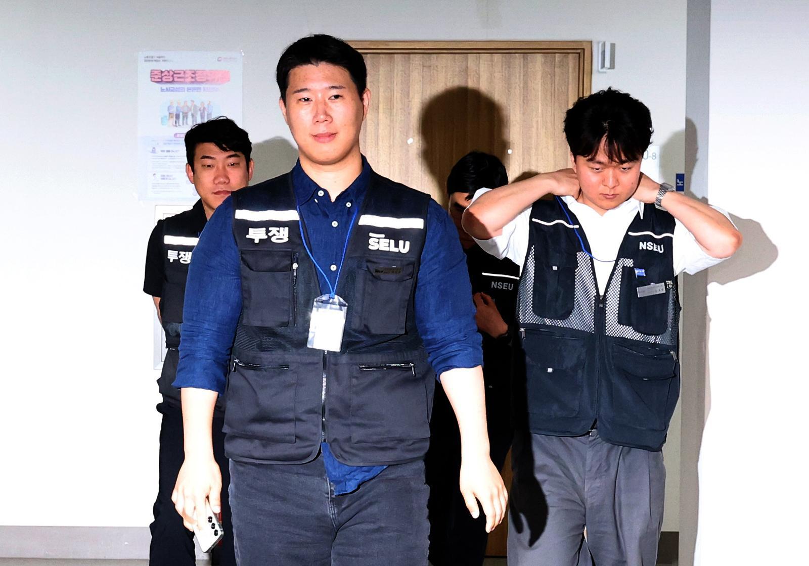 최승호 삼성그룹 초기업노동조합 삼성전자지부 위원장이 20일 새벽 정부세종청사 중앙노동위에서 입장발표를 위해 회의실 밖으로 나오고 있다. 공동취재