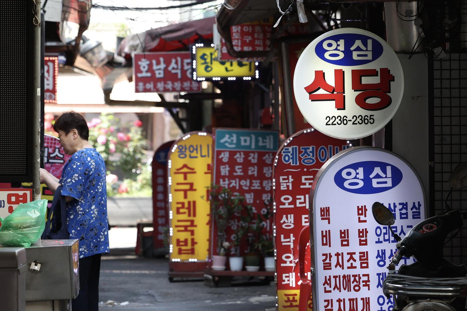 22일 오후 서울 시내 한 식당 골목이 한산한 모습을 보이고 있다. 올해 1분기 국내 경기 위축과 고금리 여파로 외식업과 숙박업을 중심으로 한 소상공인 매출이 1년 새 두 자릿수 하락한 것으로 나타났다. 그 사이 폐업한 개인사업자만 약 50만 곳에 이른다. 22일 한국신용데이터(KCD)의 ‘2025년 1분기 소상공인 동향’ 보고서에 따르면 1분기 소상공인 1곳당 평균 매출은 약 4179만원으로, 전년 동기 대비 0.72%, 직전 분기 대비 12.89% 감소했다. 2025.05.22. [서울=뉴시스]