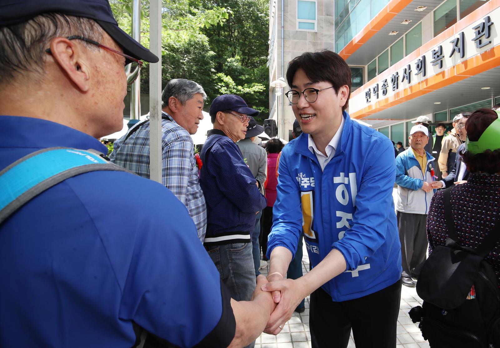 부산 북구갑 국회의원 보궐선거에 출마한 하정우 더불어민주당 후보가 8일 부산 북구 만덕종합사회복지관에서 열린 어버이날 경로잔치 행사에 참석해 어르신들과 인사를 나누고 있다. 2026.5.8 ⓒ 뉴스1