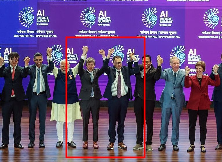 인도에서 ‘AI Impact Summit 2026’에서 손을 잡지 않는 샘 올트먼 오픈AI CEO와 다리오 아모데이 앤스로픽 CEO. 엑스 DDNEWS 갈무리