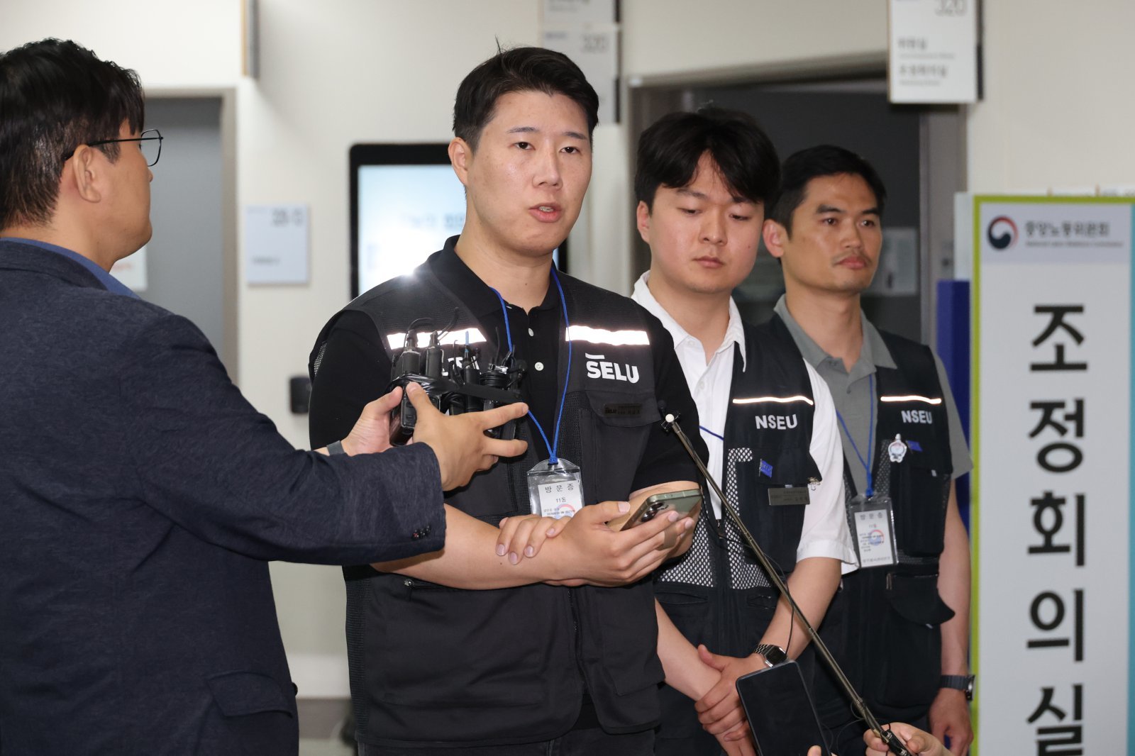 최승호 삼성그룹 초기업노동조합 삼성전자지부 위원장이 총파업 예고시점을 하루 앞둔 20일 정부세종청사 중앙노동위원회에서 열린 사후조정 회의를 마친 뒤 총파업 강행 입장을 밝히며 인사하고 있다. 2026.5.20 뉴스1