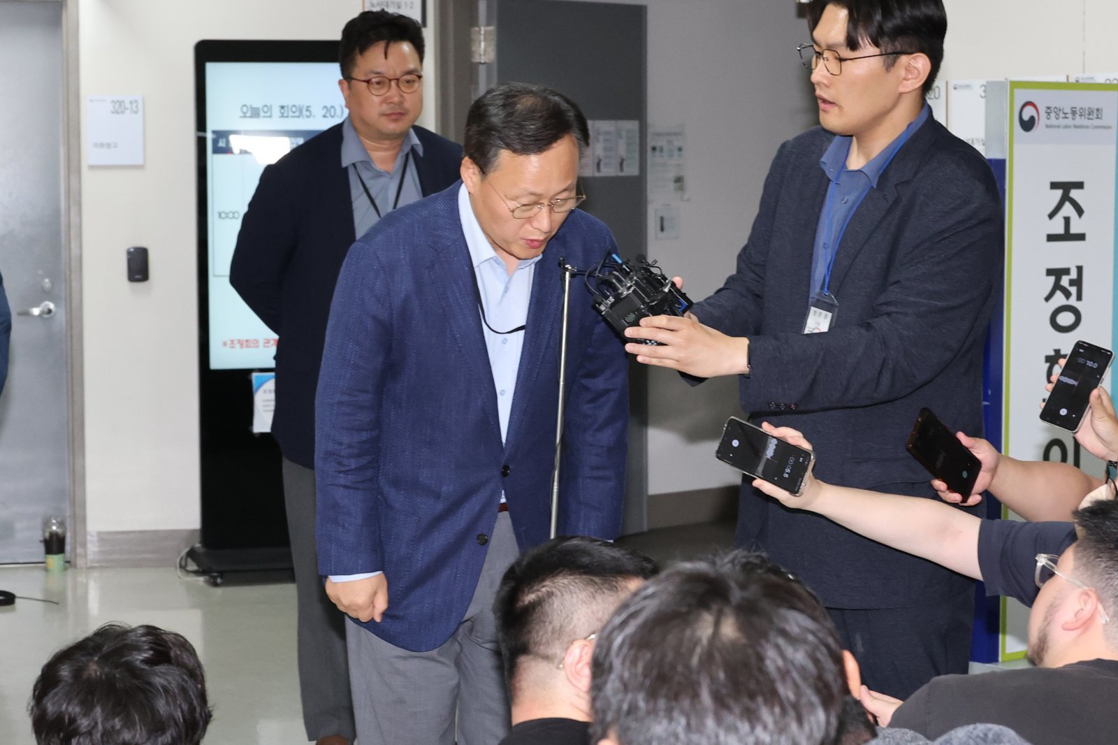 여명구(디바이스솔루션·반도체 사업 담당 피플팀장) 삼성전자 사측 대표교섭위원이 20일 정부세종청사 중앙노동위원회에서 노·사협상 결렬에 따른 입장을 밝힌 뒤 협상장을 떠나고 있다. 2026.5.20 뉴스1
