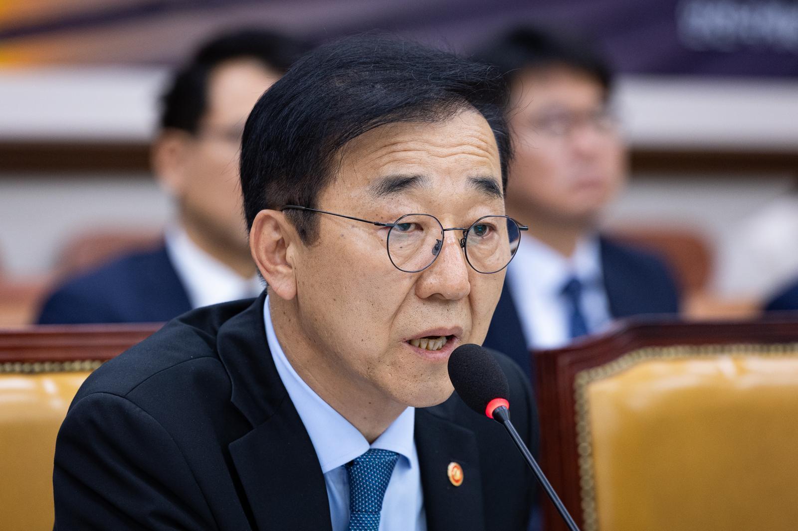 김윤덕 국토교통부 장관이 20일 서울 여의도 국회에서 열린 제435회 국회(임시회) 국토교통위원회 제2차 전체회의 GTX-A 삼성역 구간 철근 누락에 대한 현안 질의에서 의원 질의에 답하고 있다. 2026.5.20 ⓒ 뉴스1
