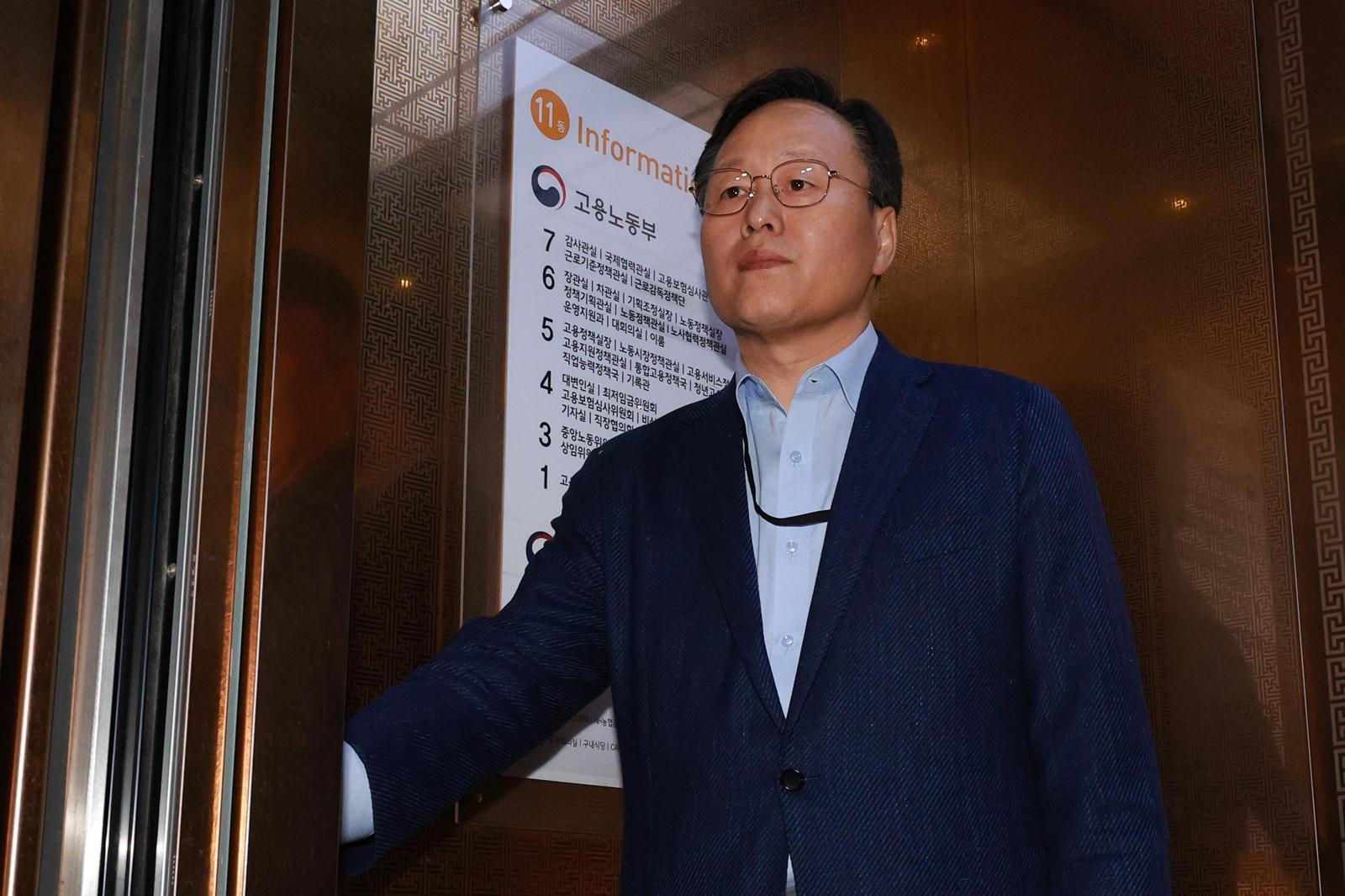 삼성전자 사측 대표교섭위원인 여명구 DS(디바이스솔루션·반도체 사업 담당) 피플팀장이 20일 정부세종청사 중앙노동위원회에서 노사협상 결렬에 따른 입장을 밝힌 뒤 협상장을 떠나고 있다. (공동취재)
