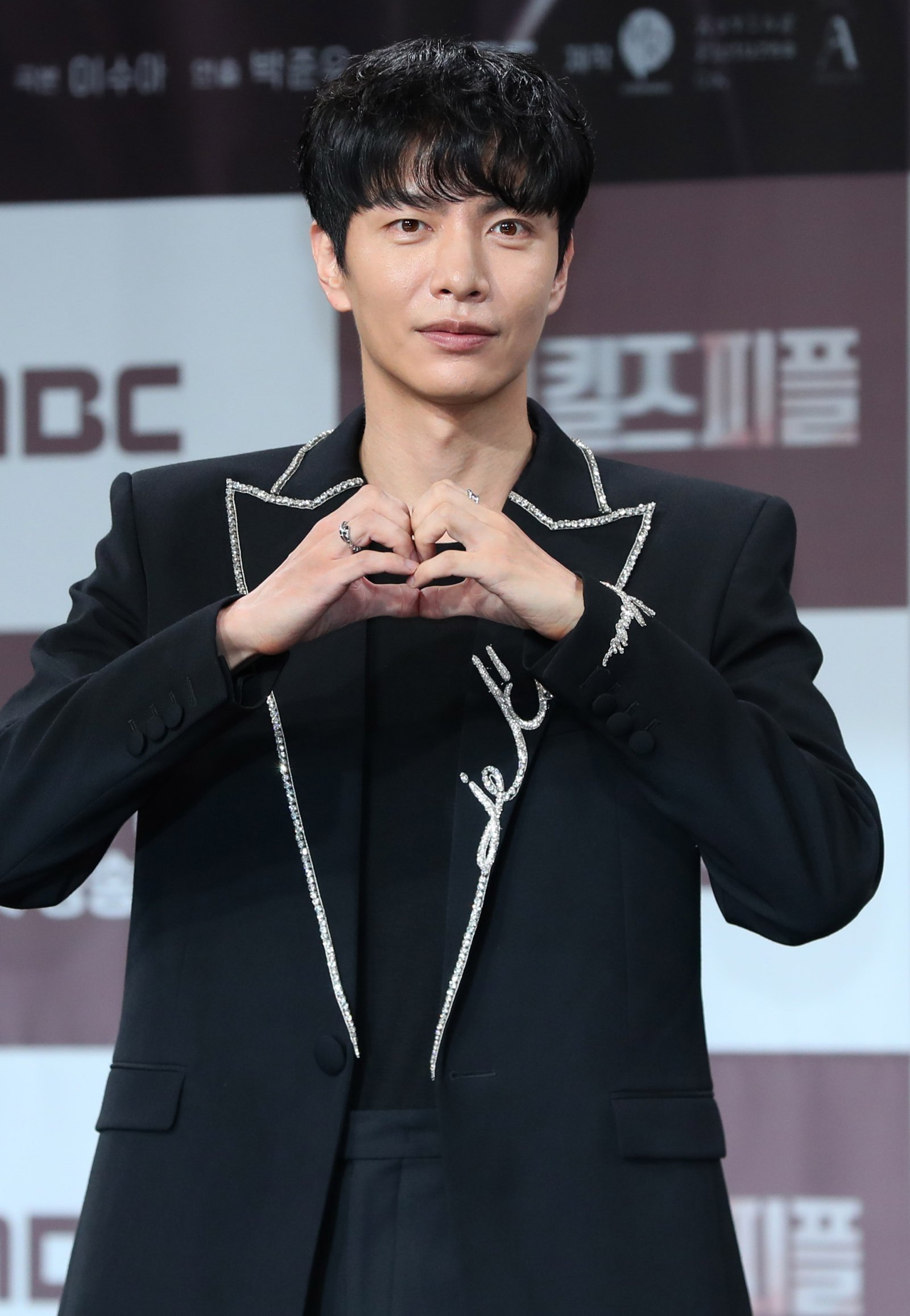 배우 이민기가 31일 오전 서울 마포구 MBC에서 열린 새 금토드라마 ‘메리 킬즈 피플’ 제작발표회에서 포즈를 취하고 있다. 2025.07.31.[서울=뉴시스]