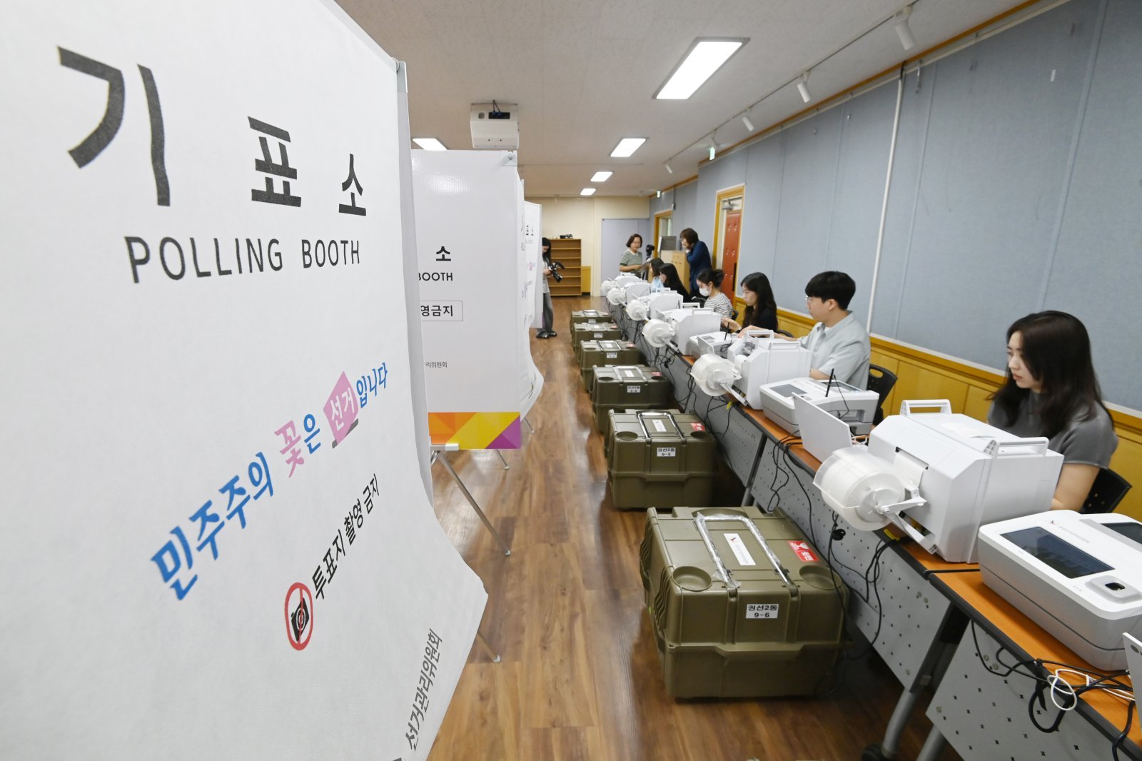 제9회 전국동시지방선거 사전투표를 열흘 앞둔 19일 경기 수원시 권선구 권선2동 행정복지센터에서 선거관리위원회 관계자들이 사전투표 모의시험을 하고 있다. 2026.05.19 수원=뉴시스