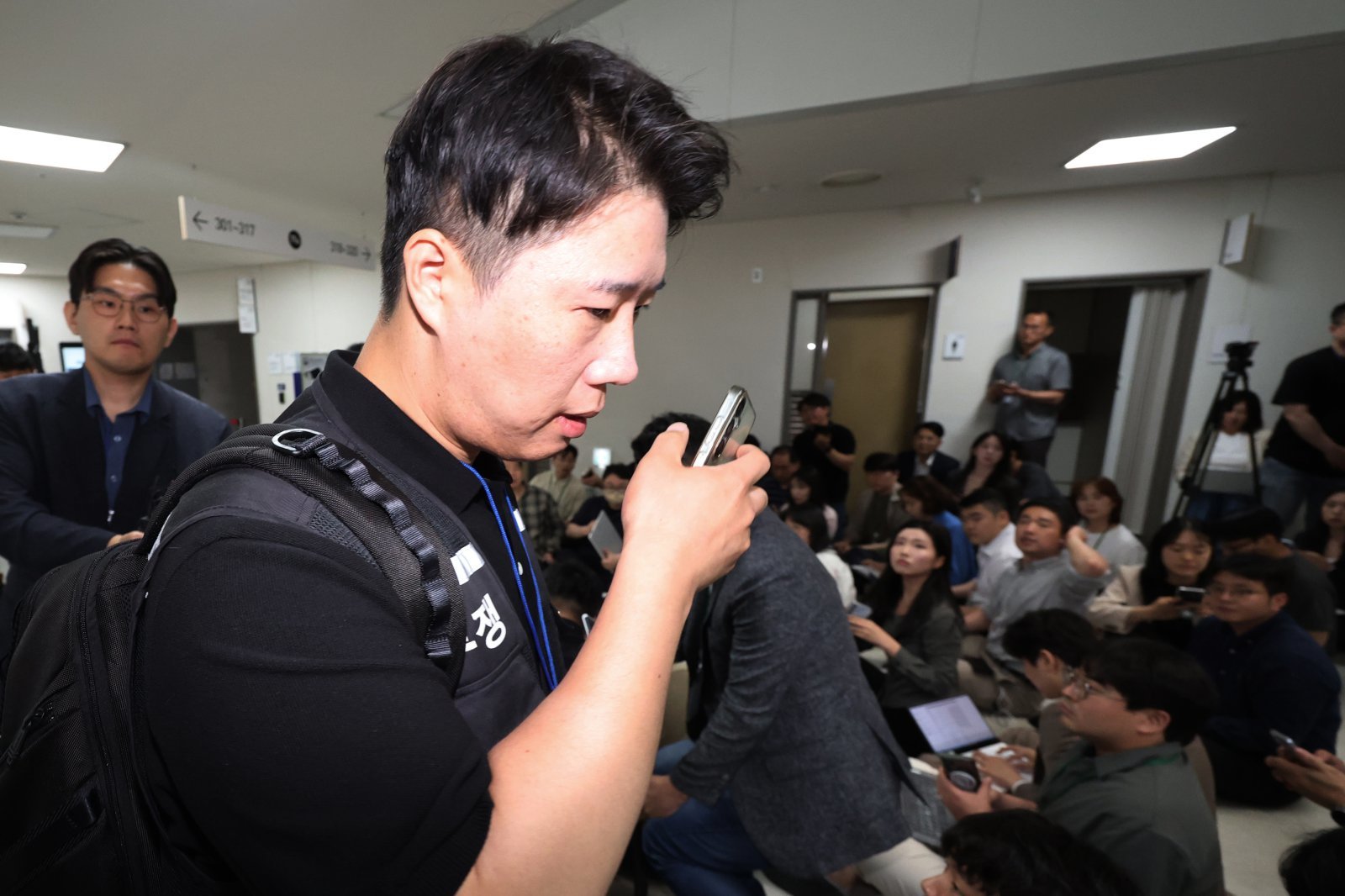 삼성그룹 초기업노동조합 삼성전자지부 최승호 위원장이 20일 정부세종청사 중앙노동위원회에서 노사협상 결렬에 따른 총파업 강행 입장을 밝힌 후 이동하고 있다. (공동취재) 2026.05.20. 세종=뉴시스