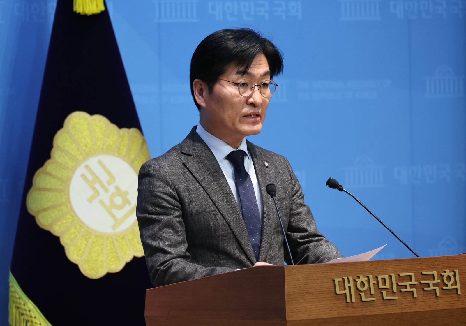 박해철 더불어민주당 대변인이 25일 오후 서울 여의도 국회 소통관에서 이혜훈 기획예산처 장관 후보자 지명 철회 관련 브리핑을 하고 있다. 2025.01.25. 서울=뉴시스