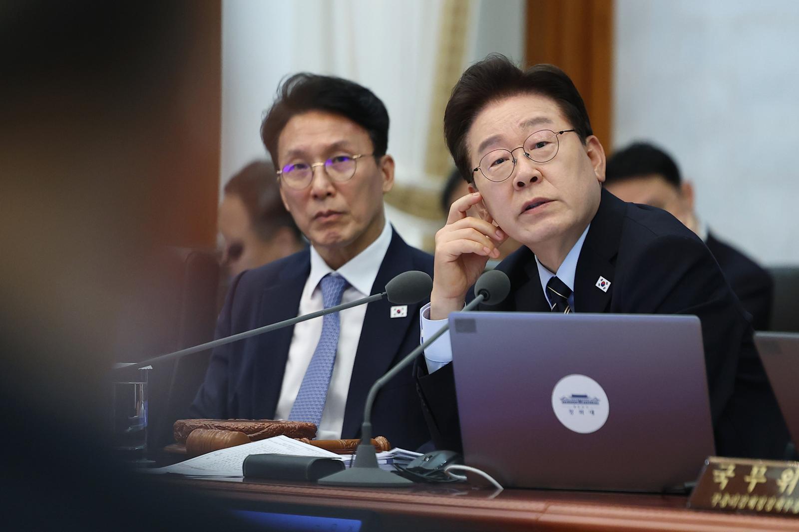 이재명 대통령이 20일 청와대에서 열린 제22회 국무회의 겸 제9차 비상경제점검회의에서 위성락 국가안보실장에게 질문하고 있다. (청와대통신사진기자단)