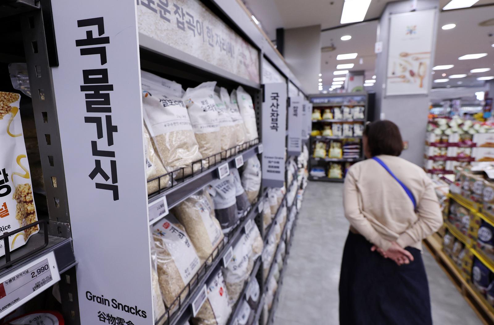 6일 서울의 한 대형마트에 곡물이 진열돼 있다. 한때 안정세를 보이던 국제 곡물가격이 다시 들썩이고 있다. 미국과 이란이 호르무즈 해협 안팎에서 대치 상황을 이어가면서 공급 불안 우려가 커진 영향이다. 2026.5.6 ⓒ 뉴스1