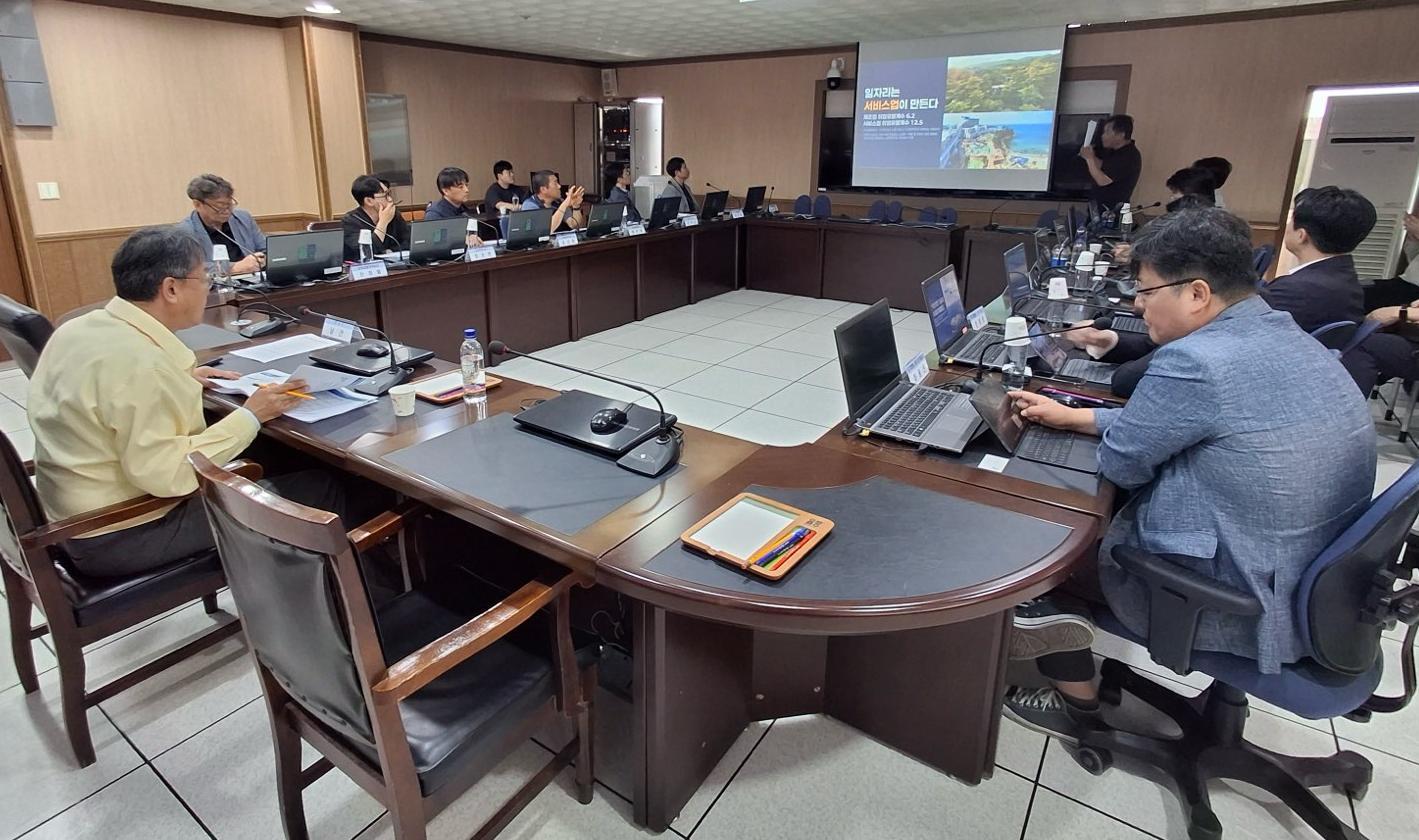 18일 경북 울릉군청 회의실에서 ‘울릉도 체류형 관광인프라 조성’을 위한 간담회가 진행되고 있다. 경북도 제공