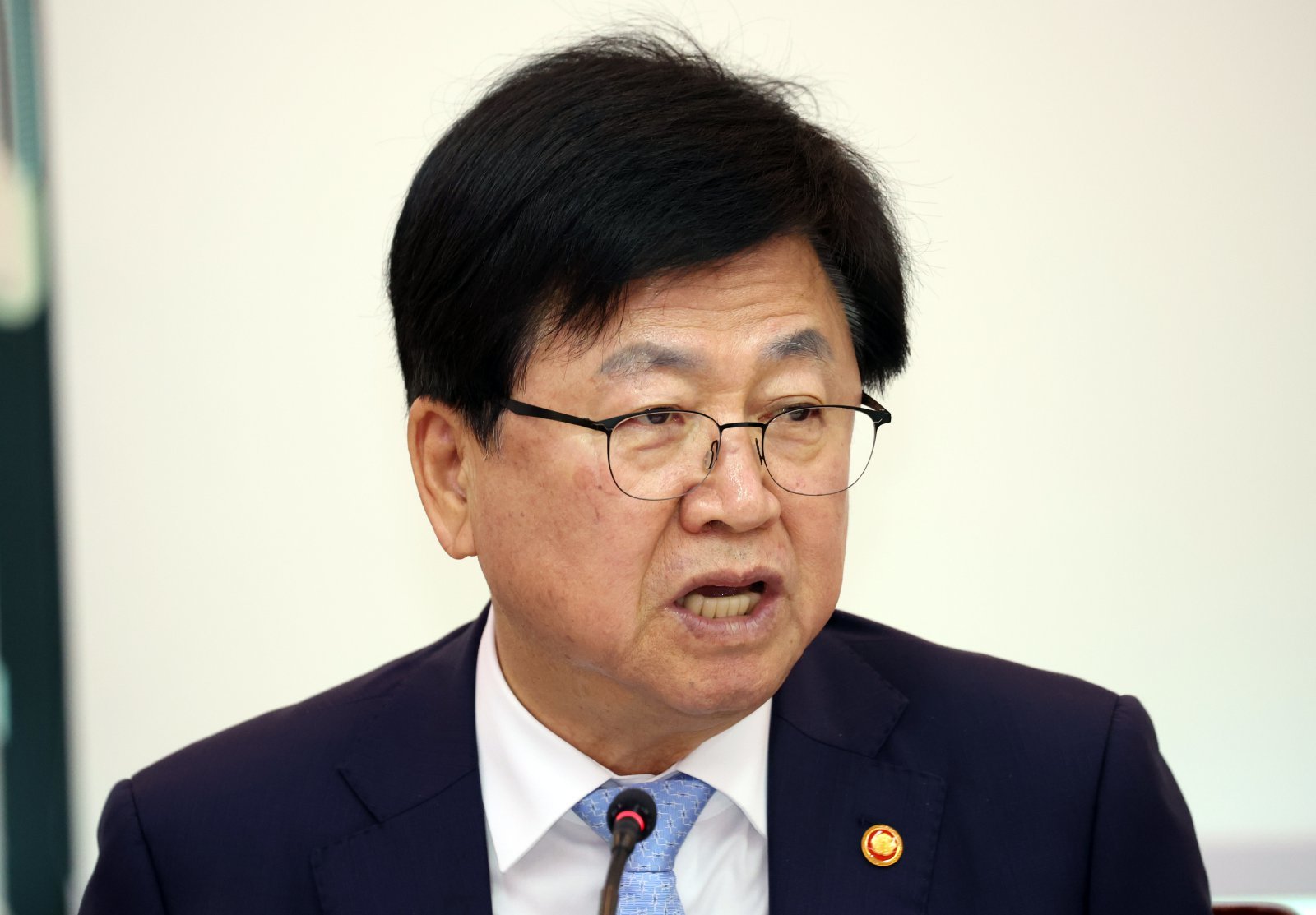 최교진 교육부 장관이 지난달 17일 오전 서울 종로구 세종대로 정부서울청사에서 열린 제6차 영유아교육·보육통합 추진위원회에서 모두 발언을 하고 있다. 2026.4.17 뉴스1
