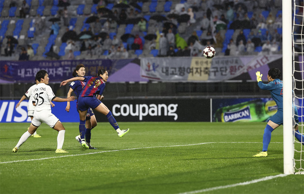 수원FC 위민의 공격수 하루히(일본·39번)가 선제골을 넣고 있다. 수원=뉴시스