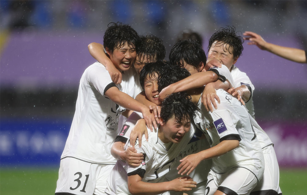 역전 골을 터뜨리고 기뻐하는 내고향여자축구단 선수들. 수원=뉴시스