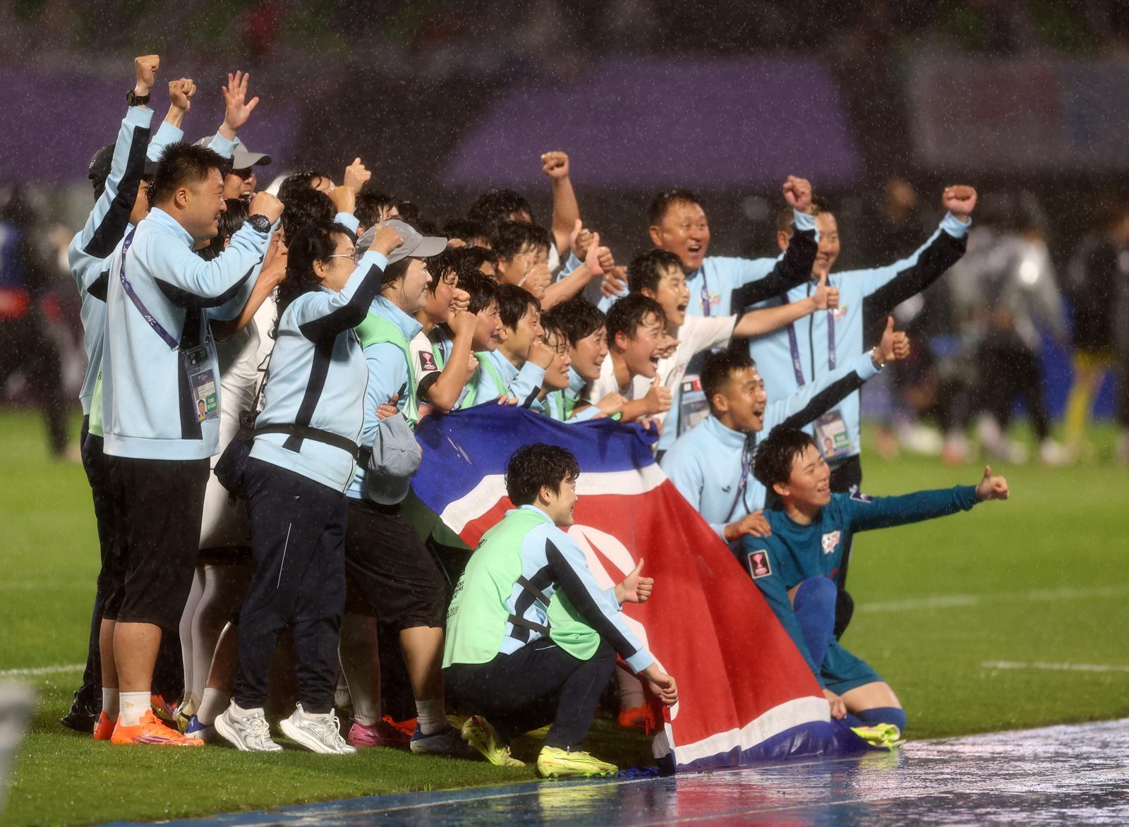 20일 오후 경기 수원종합운동장에서 열린 2025~2026시즌 아시아축구연맹(AFC) 여자 챔피언스리그(AWCL) 4강전 수원FC위민과 내고향여자축구단의 경기, 2-1로 승리한 내고향 선수단이 기념사진을 찍고 있다. 2026.05.20. 뉴시스