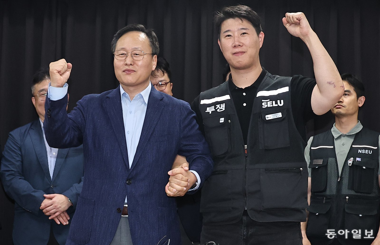 20일 경기 수원시 영통구 중부지방고용노동청 경기지청에서 열린 삼성전자 노사 추가 교섭에서 노사가 잠정합의안을 마련한 뒤 여명구 삼성전자 DS부문 피플팀장(오른쪽)과 최승호 삼성전자 초기업노조 삼성전자지부 위원장이 손을 잡고 파이팅을 외치고 있다. 수원= 양회성 기자