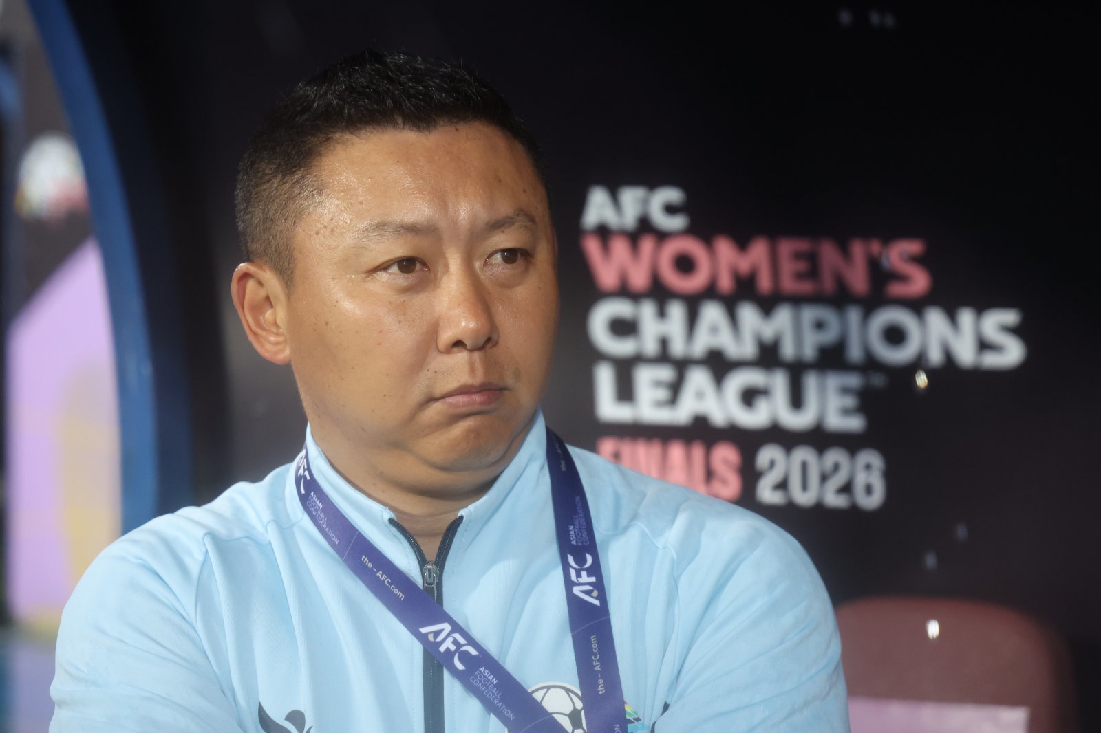20일 오후 경기 수원종합운동장에서 열린 2025~2026시즌 아시아축구연맹(AFC) 여자 챔피언스리그(AWCL) 4강전 수원FC위민과 내고향여자축구단의 경기, 리유일 내고향여자축구단 감독이 그라운드를 바라보고 있다. 2026.05.20. [수원=뉴시스]