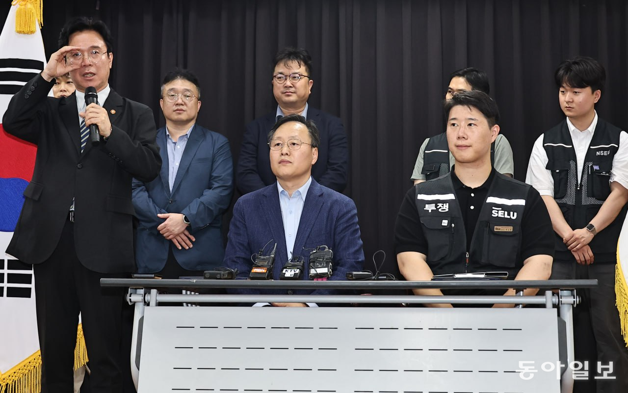 김영훈 고용노동부 장관이 20일 경기 수원시 영통구 중부지방고용노동청 경기지청에서 열린 삼성전자 노사 추가 교섭에서 노사가 잠정합의안을 마련한 뒤 여명구 삼성전자 DS부문 피플팀장과 최승호 삼성전자 초기업노조 삼성전자지부 위원장과 브리핑을 하고 있다. 수원= 양회성 기자