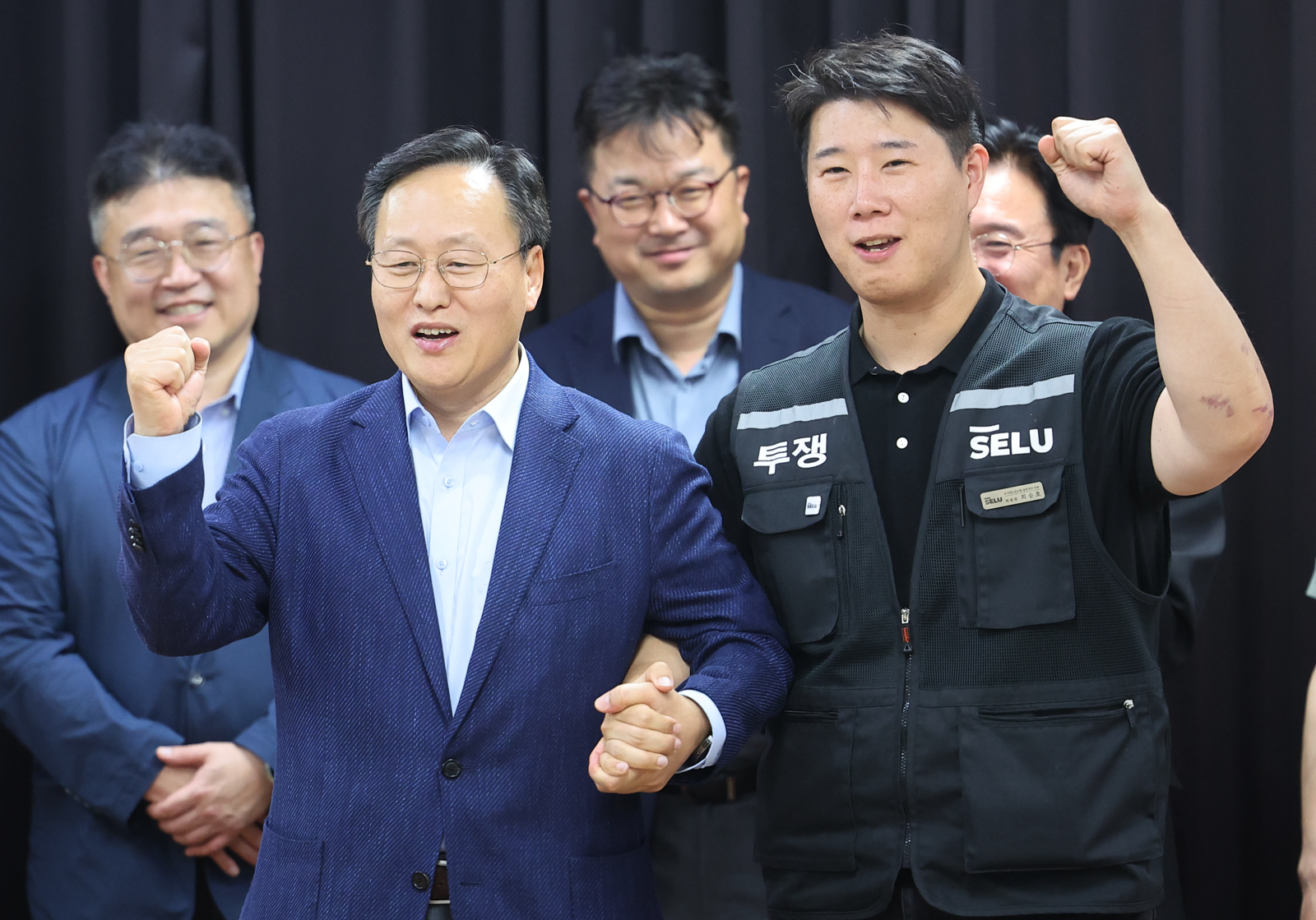 20일 경기도 수원시 장안구 경기고용노동청에서 열린 삼성전자 임금협상을 마친 후 여명구 삼성전자 DS(디바이스솔루션·반도체 사업 담당) 피플팀장과 최승호 삼성그룹 초기업노동조합 삼성전자지부 위원장이 잠정 합의한에 서명한 후 파이팅을 외치고 있다. 양회성 기자 yohan@donga.com