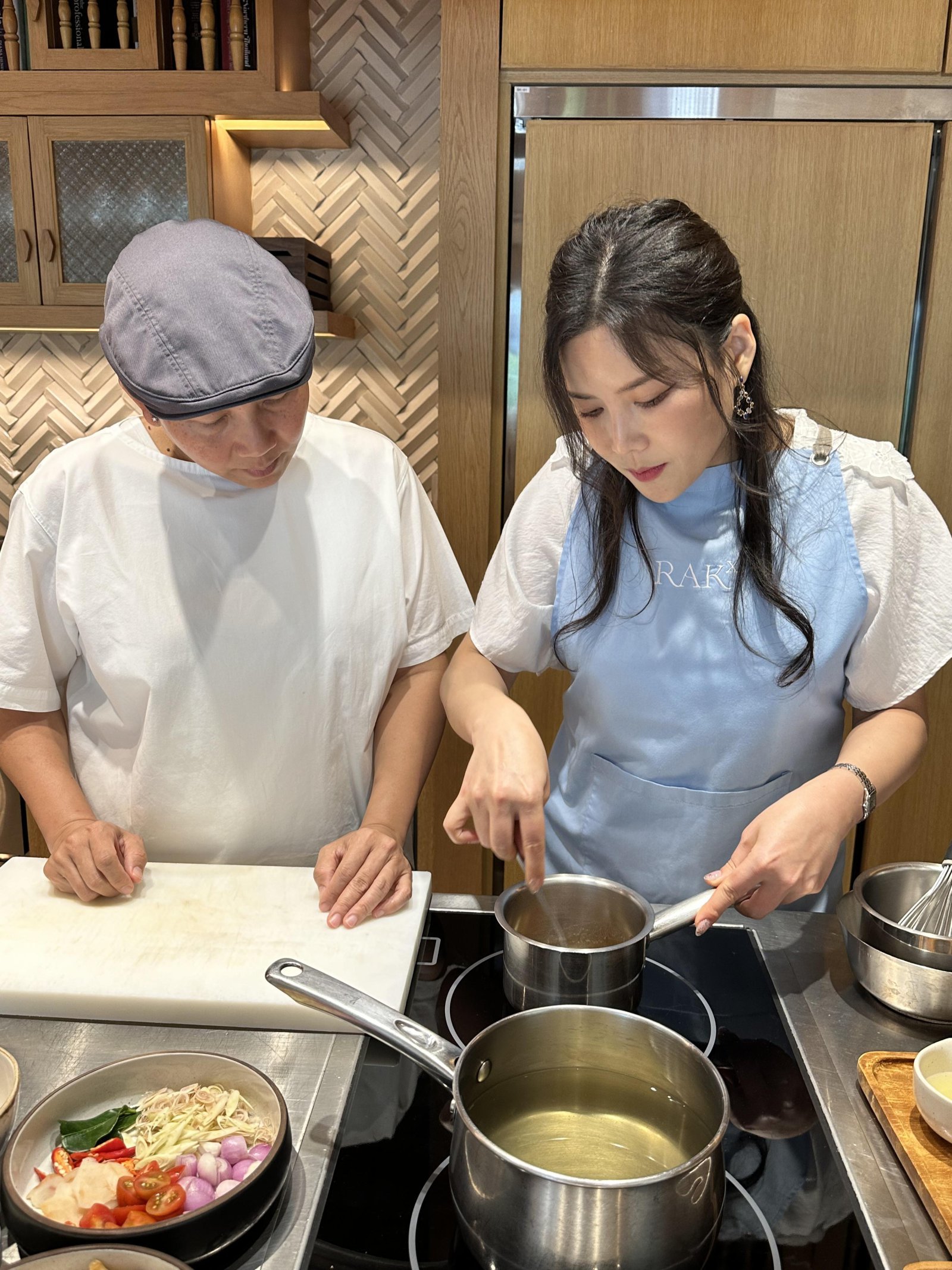 2022년 태국 방콕에서 현지 요리사에게 요리 지도를 받고 있는 채수향 씨(오른쪽). 식품을 다루는 사업을 하기 때문에 짬만 나면 각국 요리를 배운다. 북한군 시절부터 요리를 잘한다는 칭찬을 받았다.